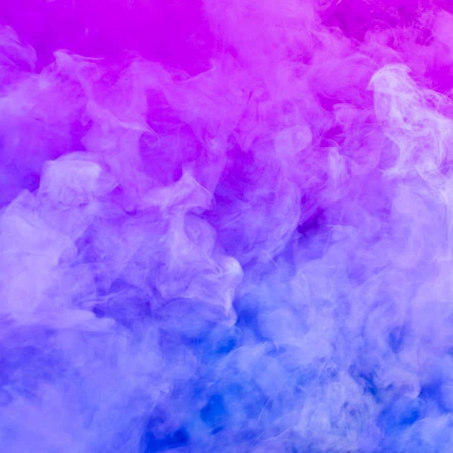 彩色煙霧對比深色背景 壁紙 — 充滿活力的漸變煙霧從洋紅色旋轉到藍色，營造出夢幻般的抽象背景。