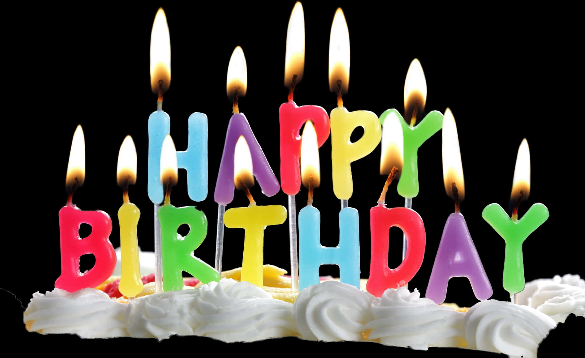 彩色生日蠟燭 壁紙 — 色彩繽紛的字母蠟燭拼出 happy birthday，在黑色背景的糖霜蛋糕上閃耀。