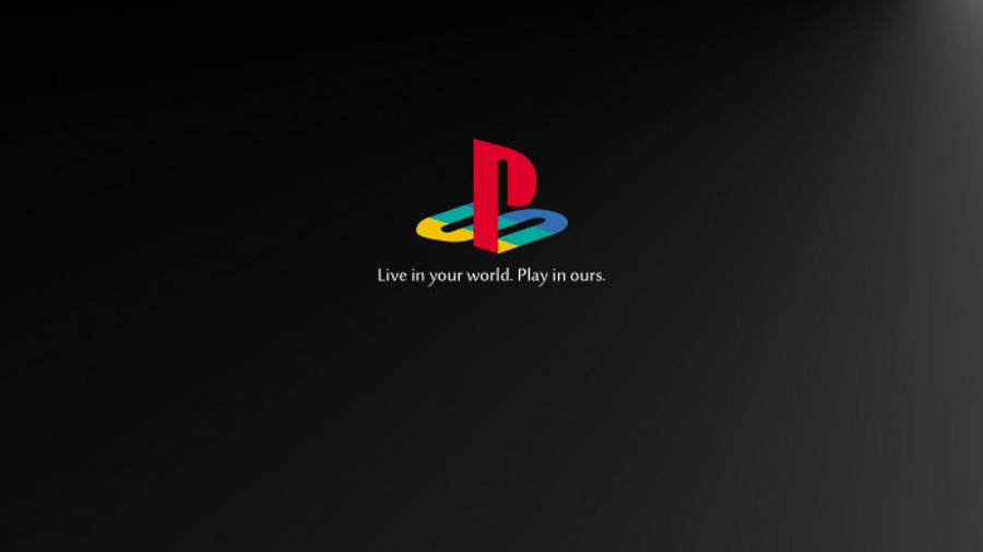 彩色索尼PS5標誌 壁紙 — 標誌性的 PlayStation 標誌在深色漸變背景上以鮮豔的紅、黃、藍色發光，下方附有標語。