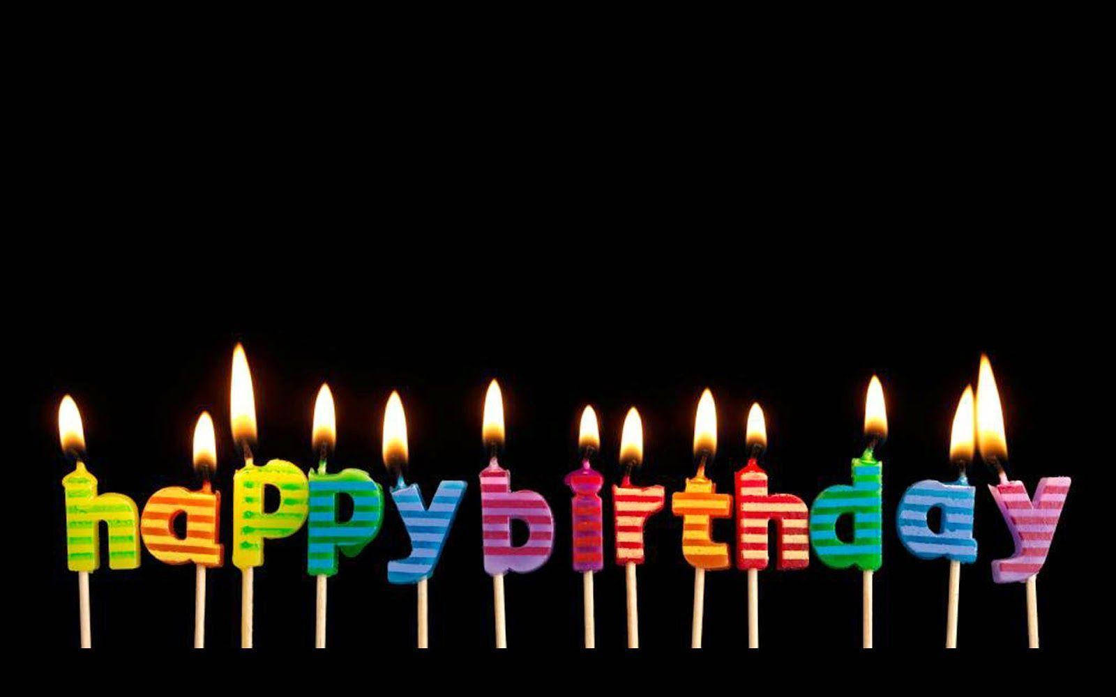 在黑色背景上點燃的 happy birthday 蠟燭