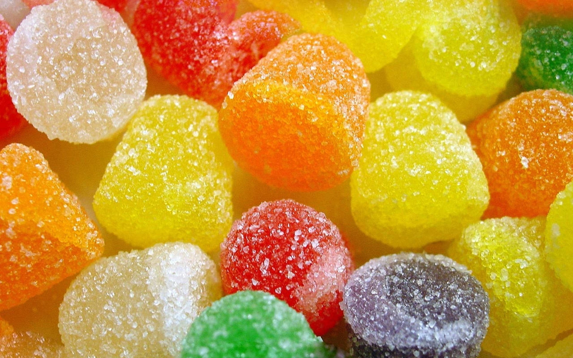 一堆色彩繽紛嘅糖衣軟糖，形狀同色調各異。