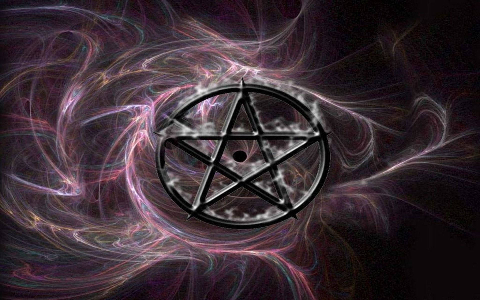 一個發光的五角星被深紫色和粉紅色的旋轉宇宙煙霧包圍。