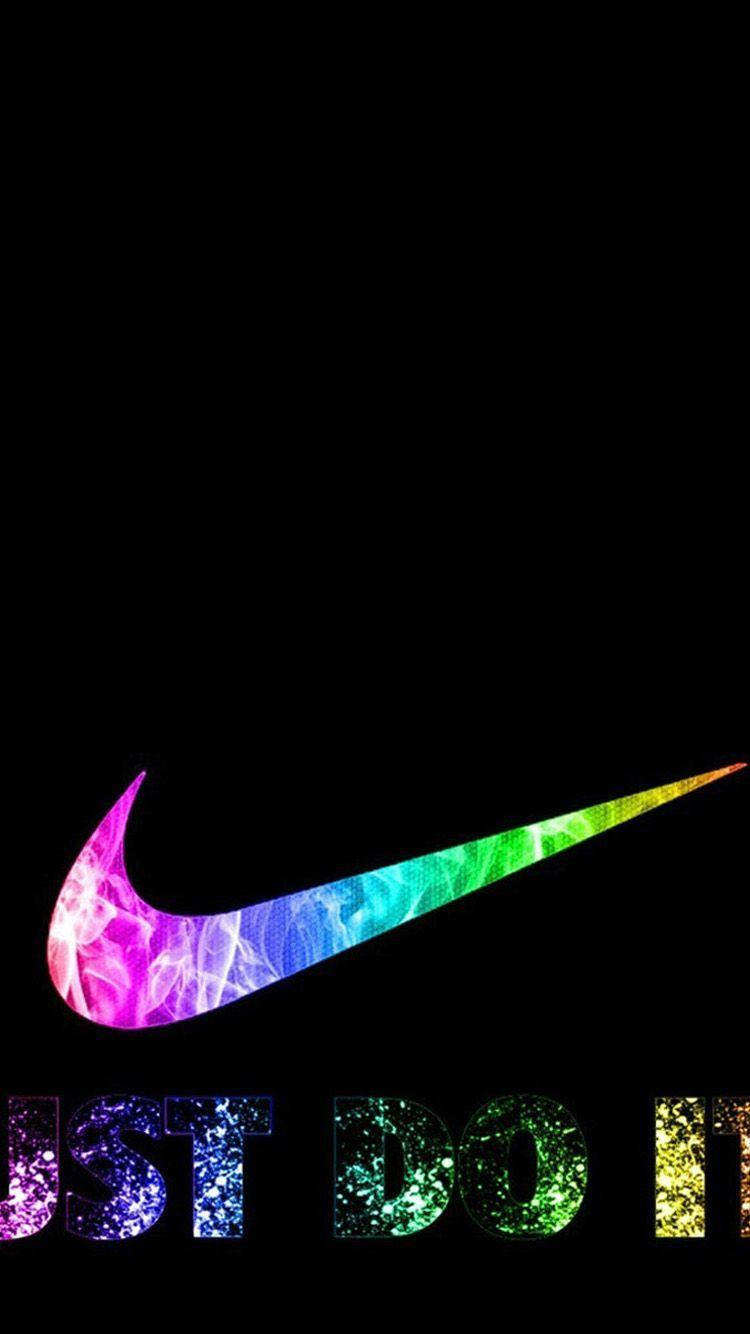 彩虹 Nike iPhone 標誌 壁紙 — 充滿活力的彩虹漸變Nike剔號和閃爍的「JUST DO IT」文字在純黑色背景上發光。