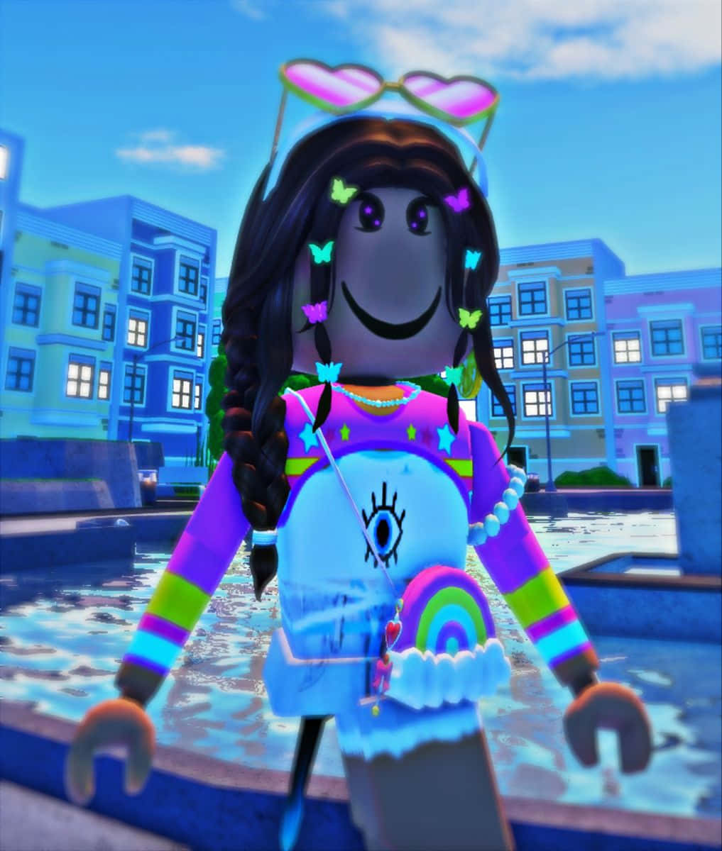 一個色彩繽紛的Roblox頭像，帶有蝴蝶髮飾和彩虹服裝，在城市廣場上。