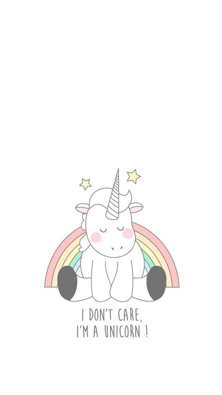 一隻卡通獨角獸閉著眼睛，坐在有星星和文字的彩虹上。