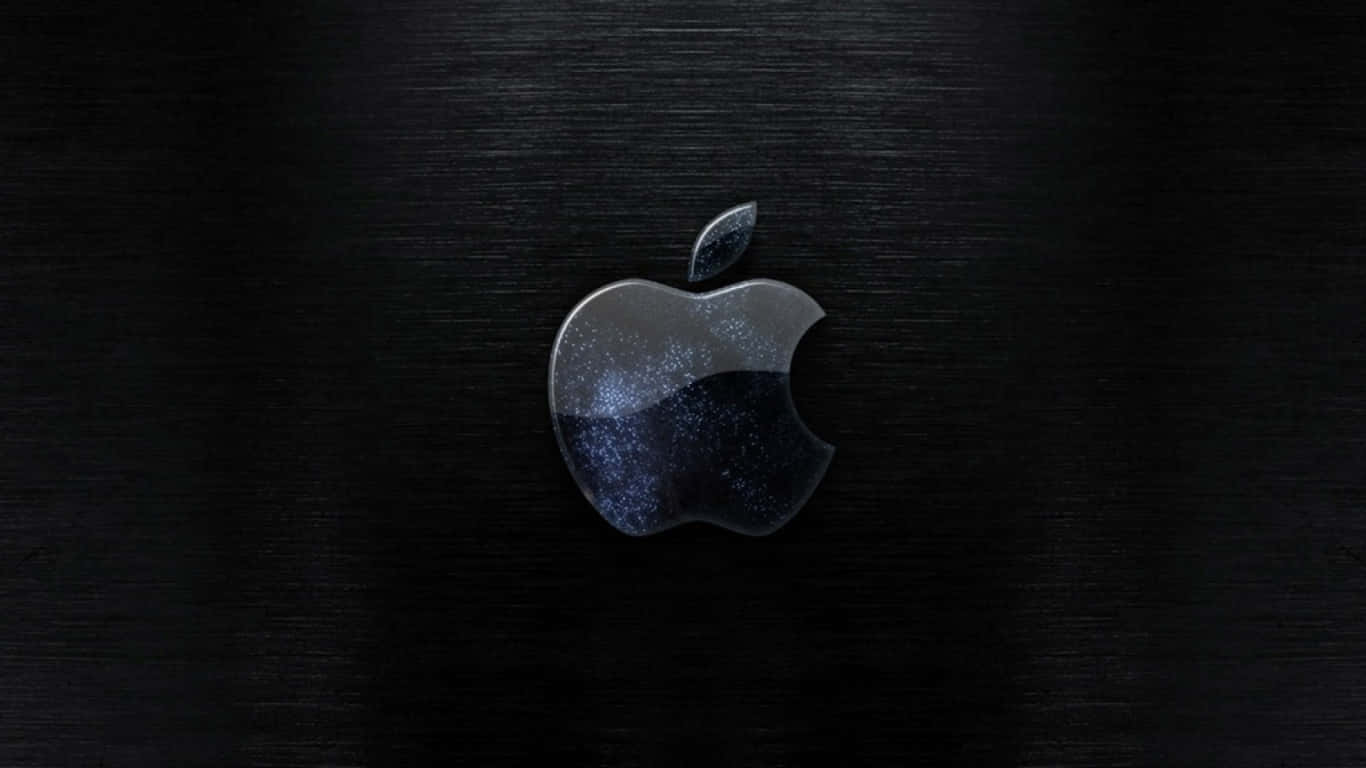 彩虹背景上的蘋果標誌 壁紙 — 一個銀色光滑的Apple標誌，內部帶有銀河圖案，放置在拉絲黑色金屬表面上。