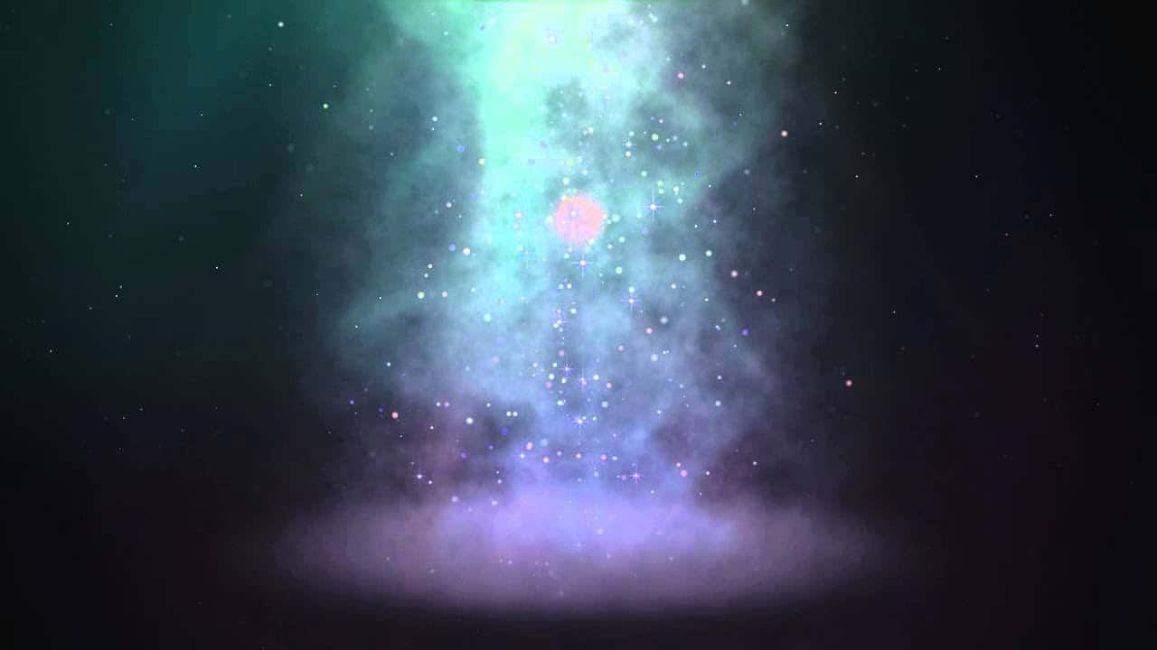 彩虹色光的太空背景 壁紙 — 一個宇宙星雲，在黑暗虛空中，從中央粉紅色核心散發出發光的青綠色和紫色雲朵以及閃爍的星星。