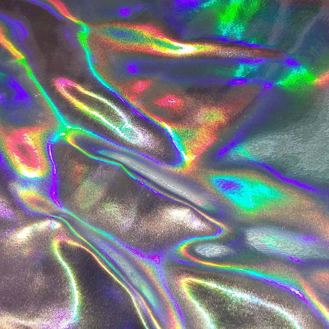 彩虹色全息銀色布料 壁紙 — 虹彩全息布料的特寫，流動的彩虹色在其紋理表面上閃爍。