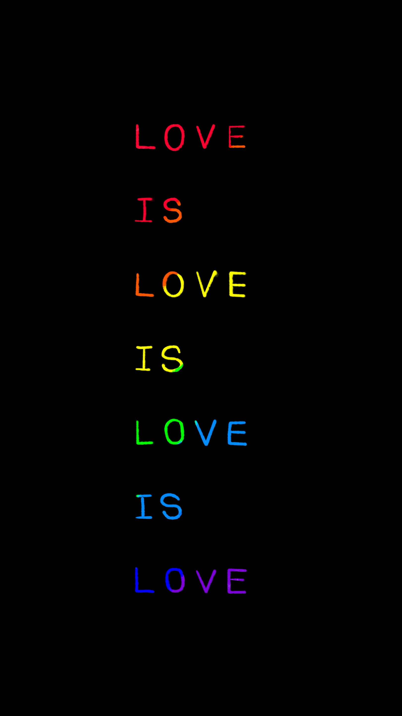 愛就是愛 桌布 壁紙 — 彩虹色文字垂直重複 'LOVE IS LOVE' 在黑色背景上。