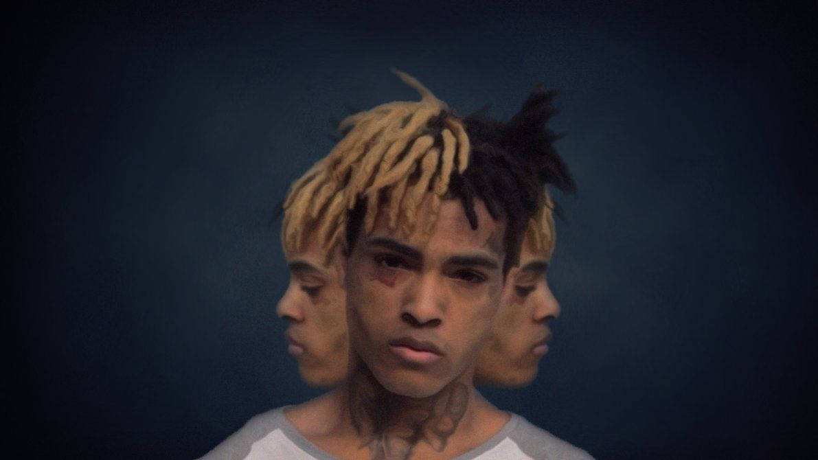 一個年輕男子的肖像，金色和黑色辮子，紋身，在深藍色背景上。