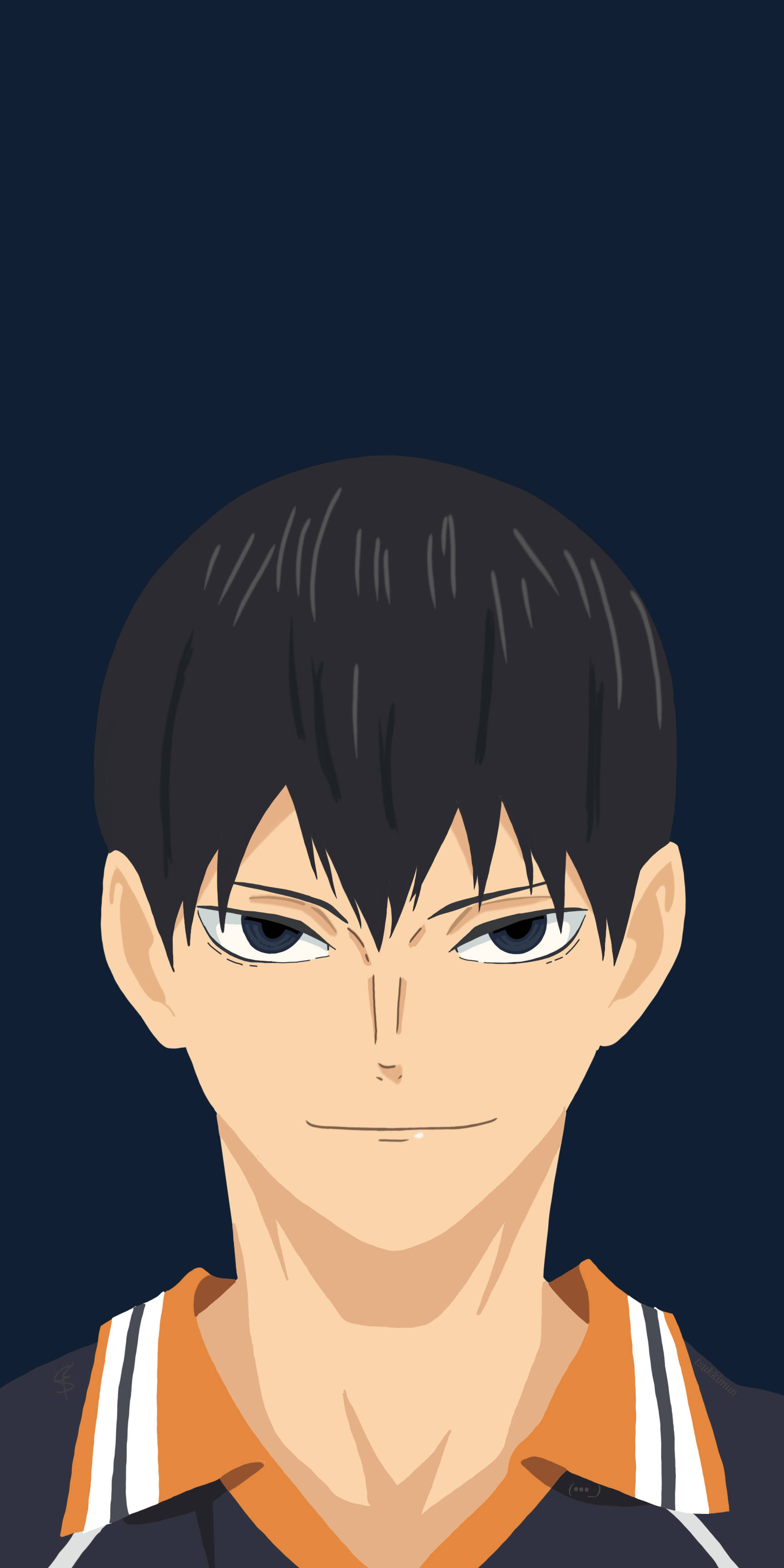 影山飛雄臉部特寫 壁紙 — 動漫男孩的頭像特寫，黑髮、眼神銳利，身穿橙色和黑色運動球衣，背景為深藍色。