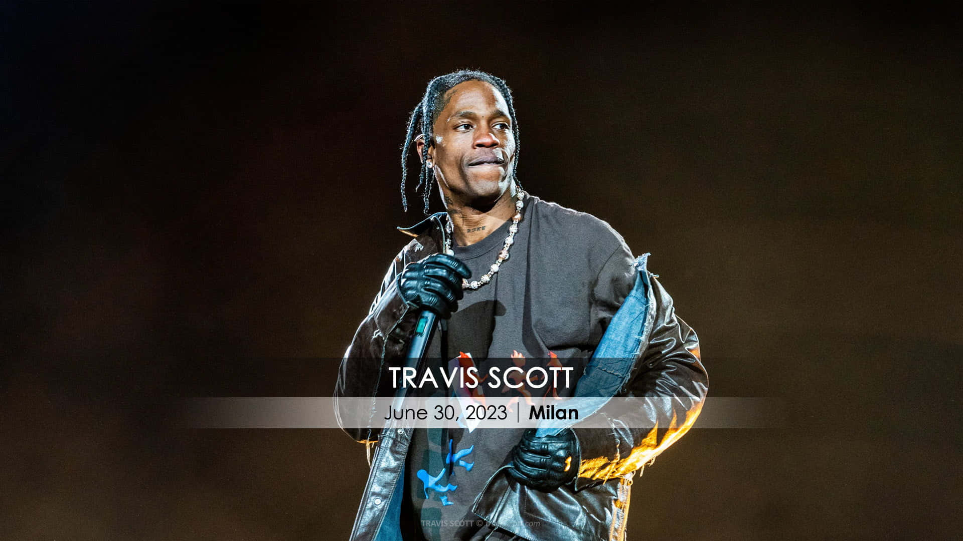 Travis Scott 在米蘭的一場音樂會上表演，穿著黑色皮夾克和手套。