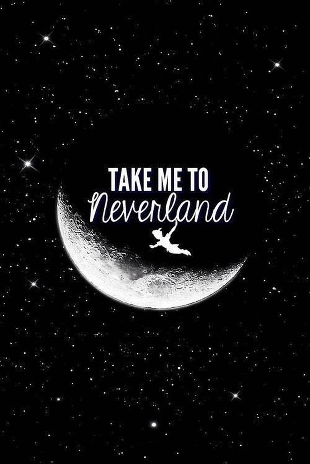 新月帶有文字 take me to neverland 和飛翔的剪影，襯托星空。