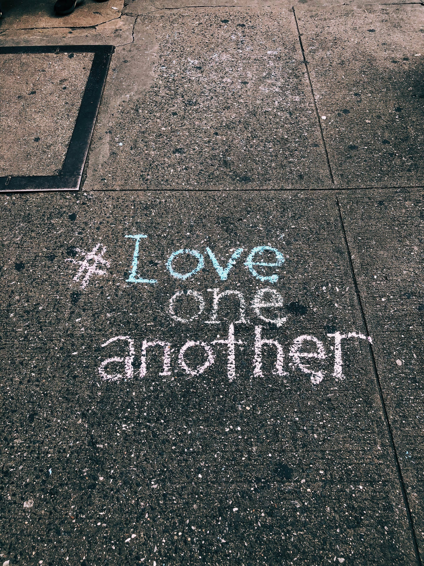 行人路上的粉筆訊息 love one another
