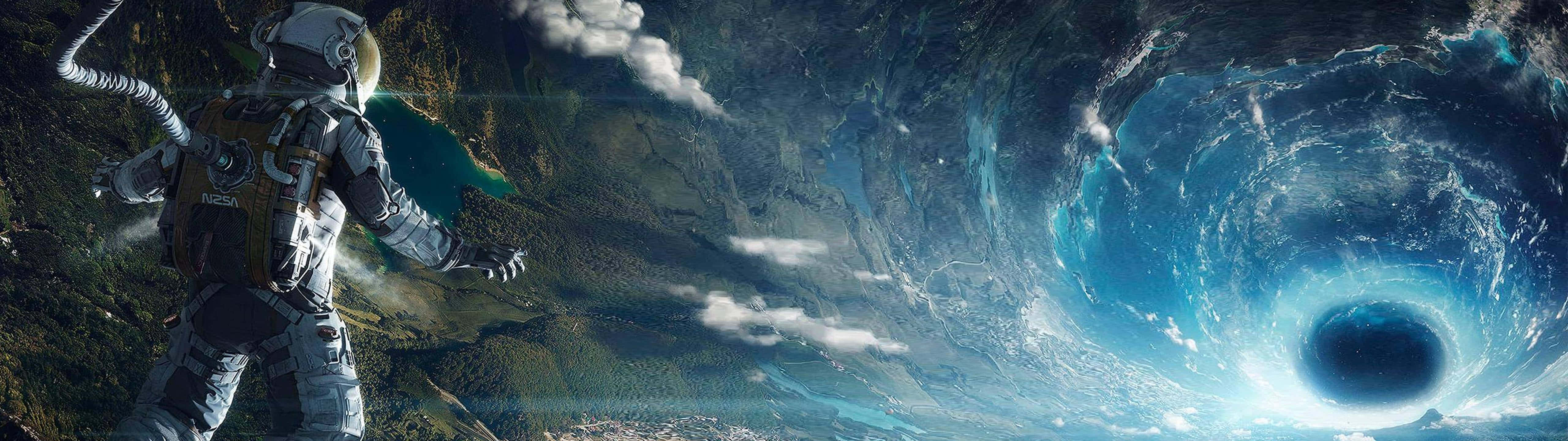 太空人在地球大氣層上方觀察宇宙黑洞。