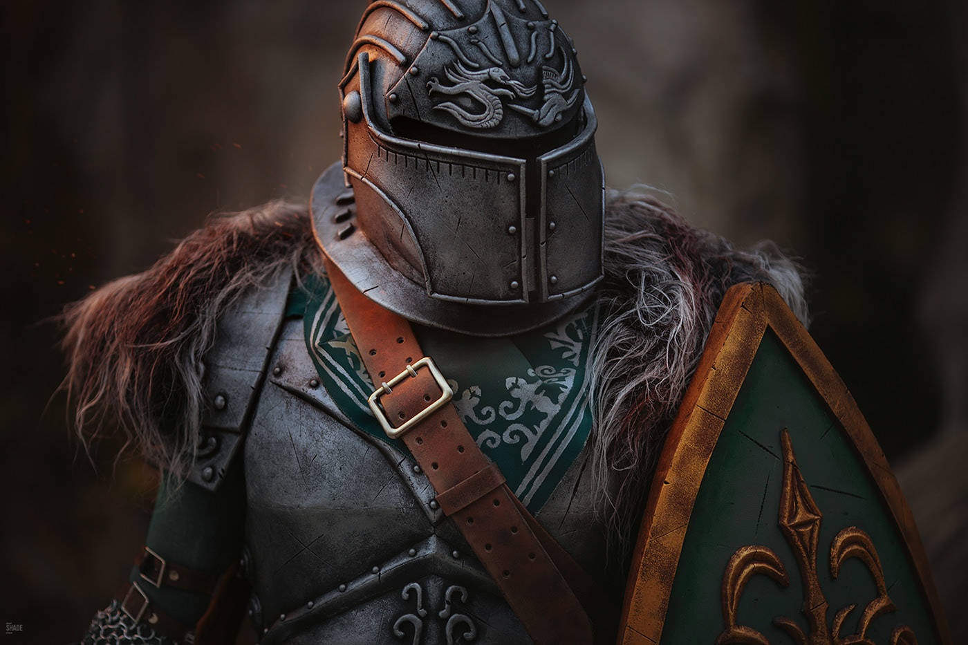 征服者率領《For Honor》戰場獲勝 壁紙 — 一名身穿華麗暗色盔甲、戴著龍紋頭盔、肩部飾有毛皮的騎士，手持一面帶有金色百合花飾的綠色盾牌。