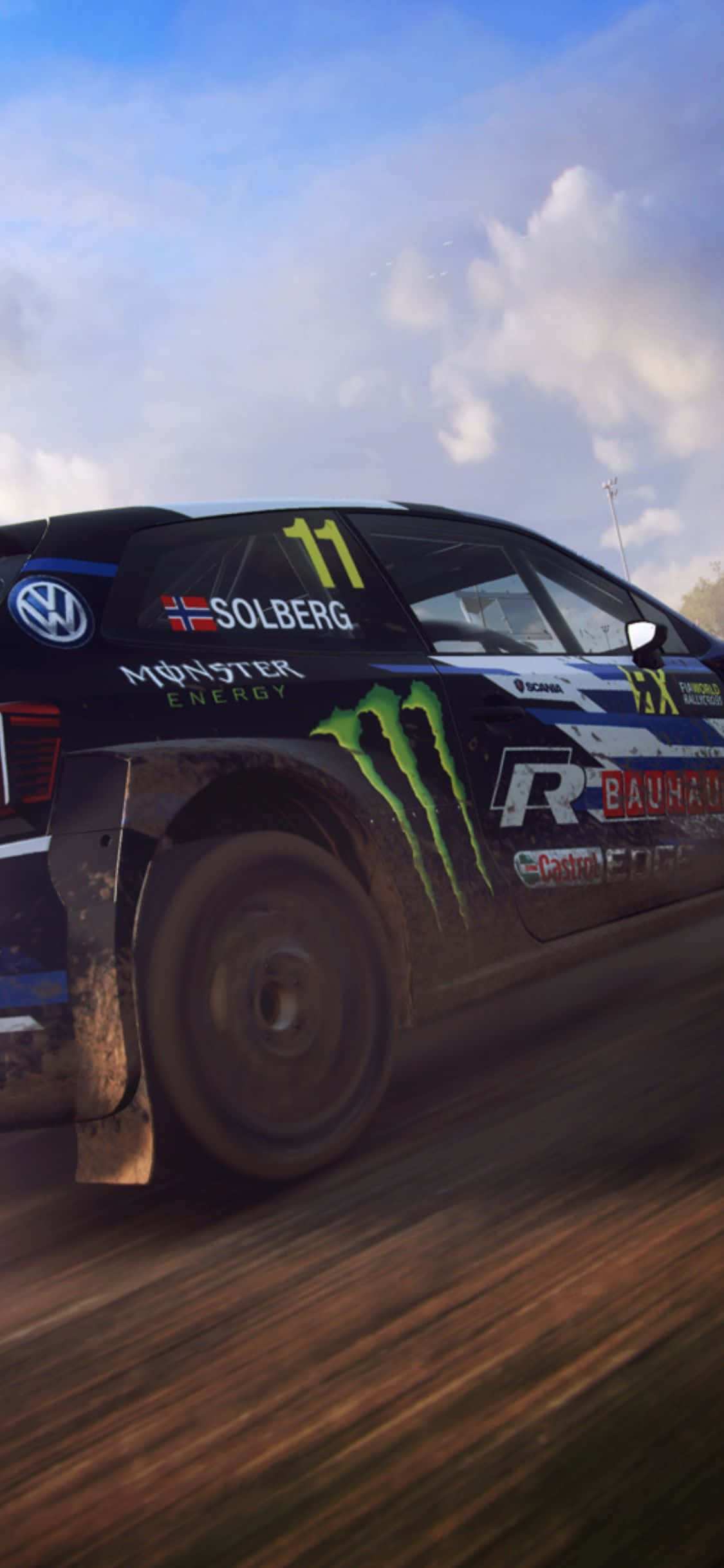 征服越野賽道 - 以 iPhone X 駕駛《Dirt Rally》挑戰全球崎嶇賽道 壁紙 — 一架沾滿泥濘的福士汽車拉力賽車，車號11，帶有Monster Energy品牌標誌，在多雲的天空下於泥地賽道上飛馳。