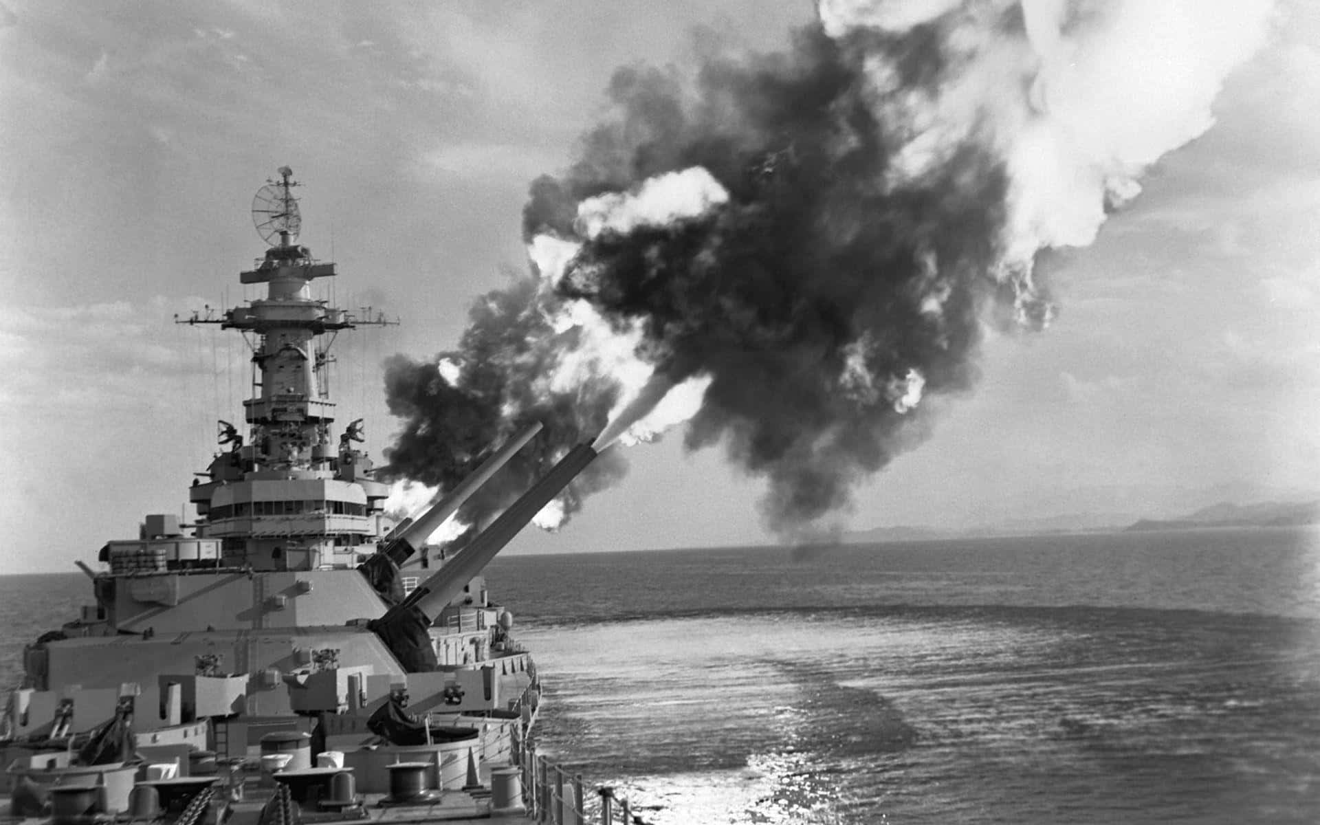 征服高海戰場 壁紙 — 一艘戰艦發射巨型火炮，濃煙和火焰沖向海洋上方的天空。
