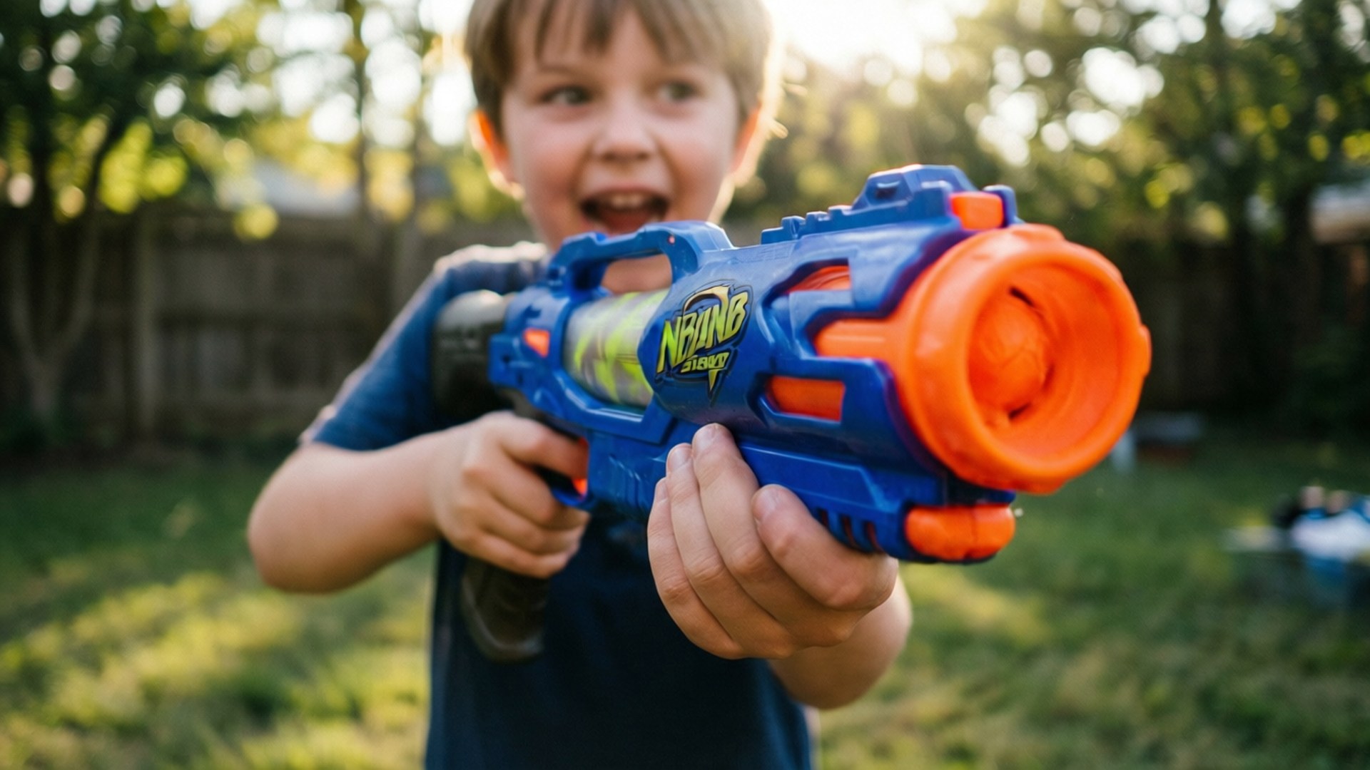 孩子在戶外草地上拿著Nerf發射器