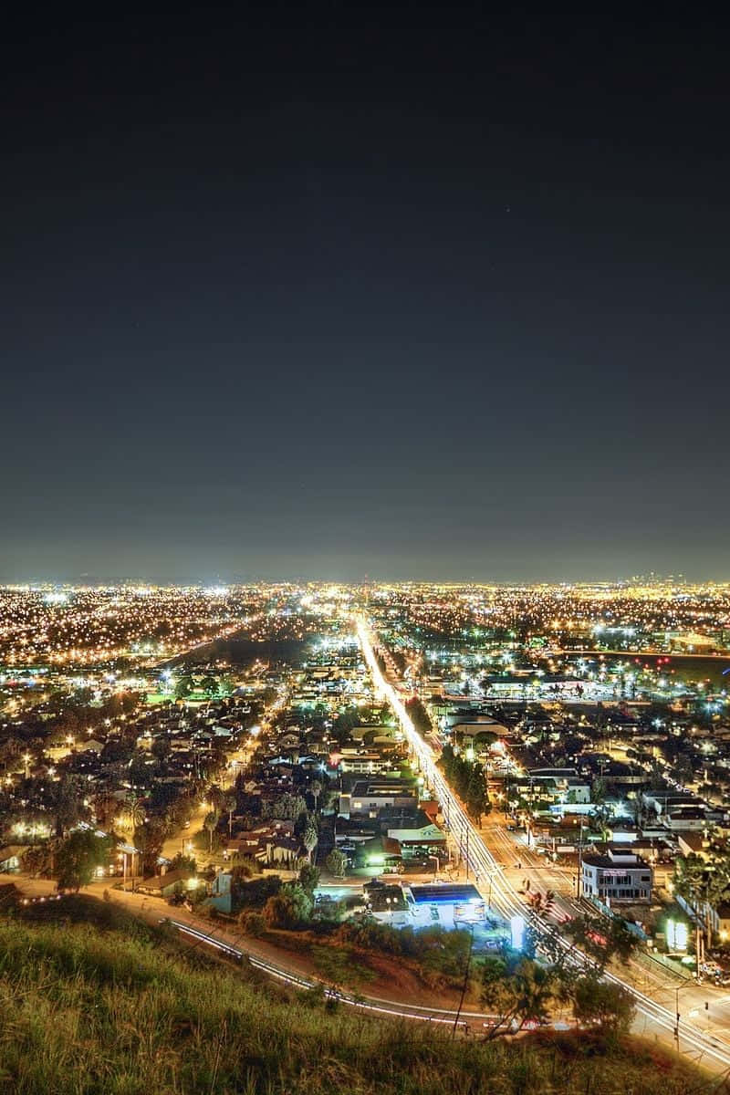從山頂觀景點睇到嘅夜晚城市景觀，有發光嘅街道同建築物。