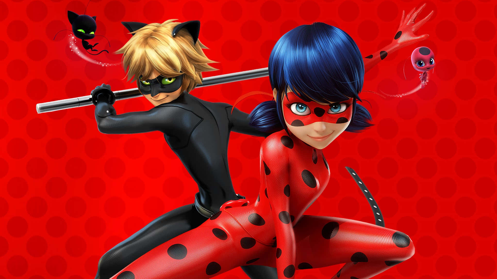 從《Miraculous》動畫系列中汲取靈感 壁紙 — 兩個動畫超級英雄穿著貓主題服裝，在鮮紅色圓點背景前動態擺姿勢。