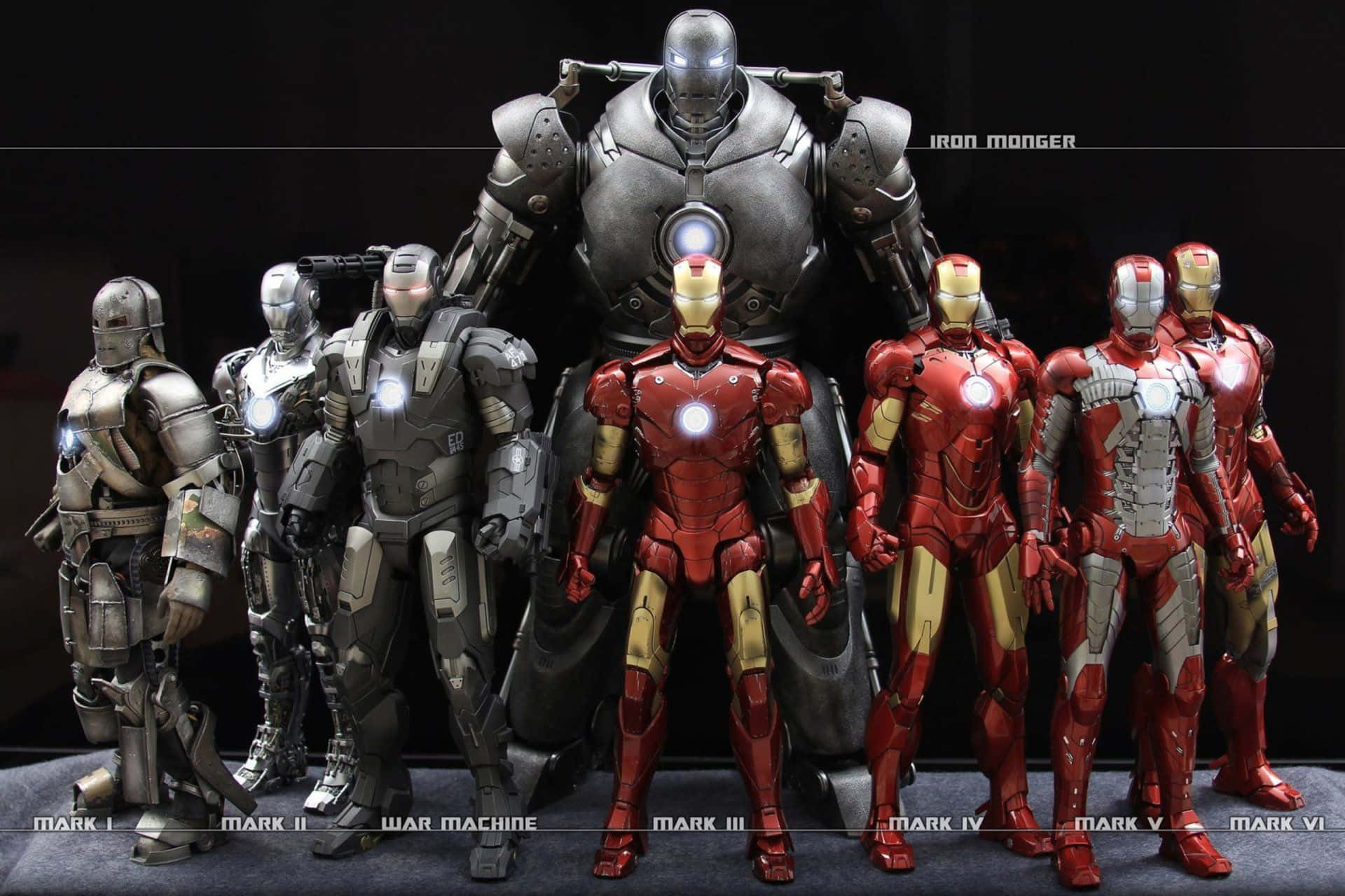Iron Monger 桌布 壁紙 — 從Mark I到Mark VI的鐵甲奇俠套裝和鐵甲奇俠反派在黑暗的攝影棚環境中展示。