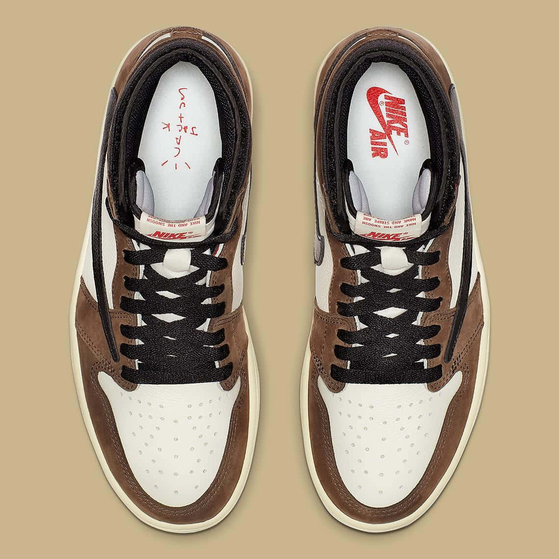Travis Scott Jordan 1 桌布 壁紙 — 從上方俯瞰，米色背景上擺放著棕色和白色的Nike Air Jordan運動鞋，搭配黑色鞋帶。