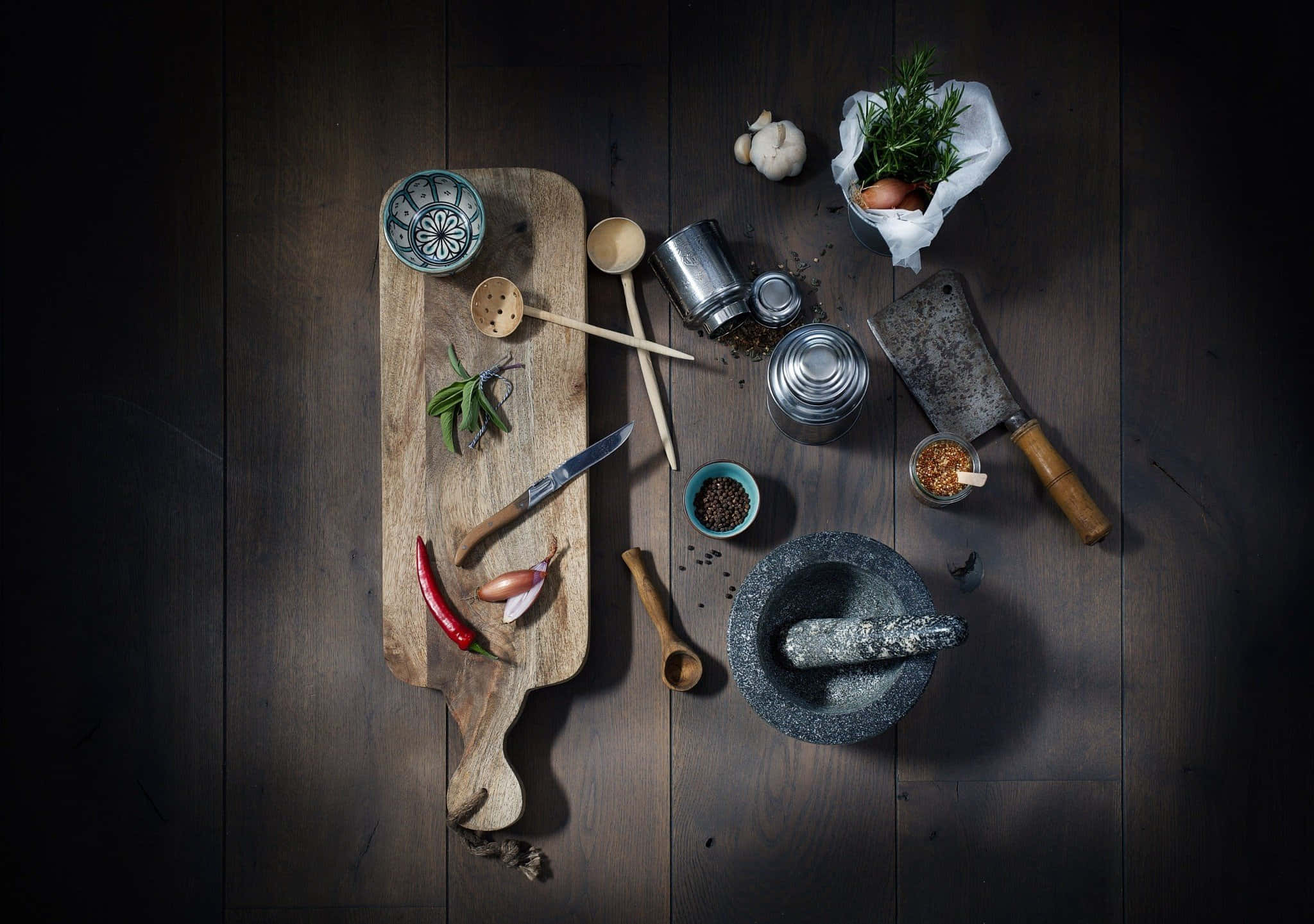 Cooking 桌布 壁紙 — 從上方俯瞰，鄉村風格的廚房工具和新鮮香草排列在深色木質表面上，搭配戲劇性燈光。