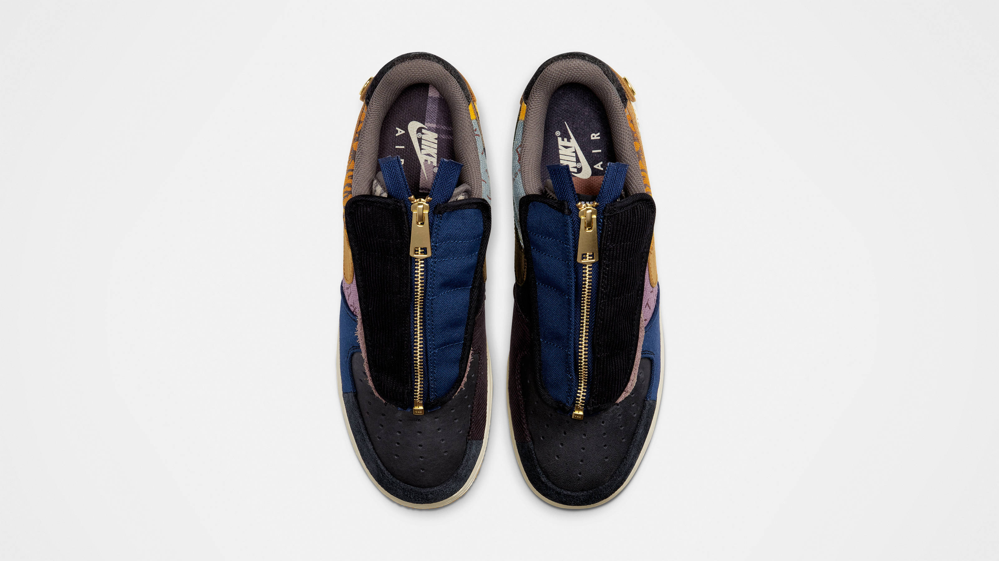 Cactus Jack Air Force Low 壁紙 — 從上方俯瞰兩對色彩繽紛的Nike Air運動鞋，帶有金色拉鍊，背景為純白色。