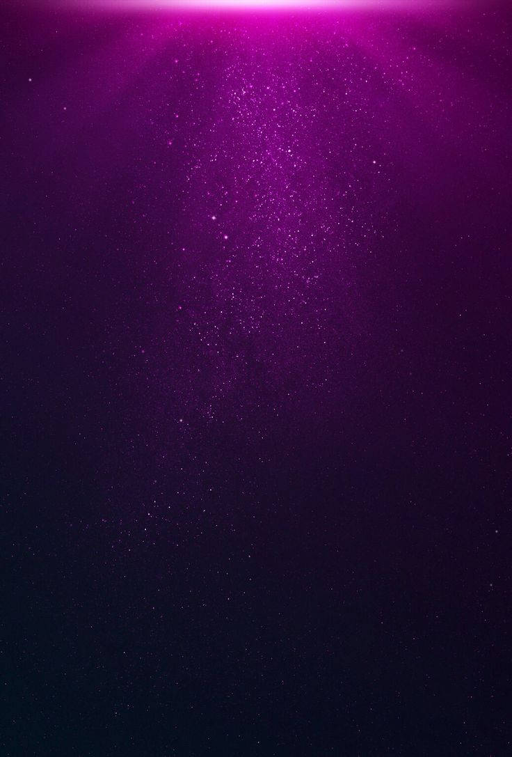 iPhone 桌布 壁紙 — 從上方明亮光源降落的閃爍粒子，散發著耀眼的紫色宇宙光芒。