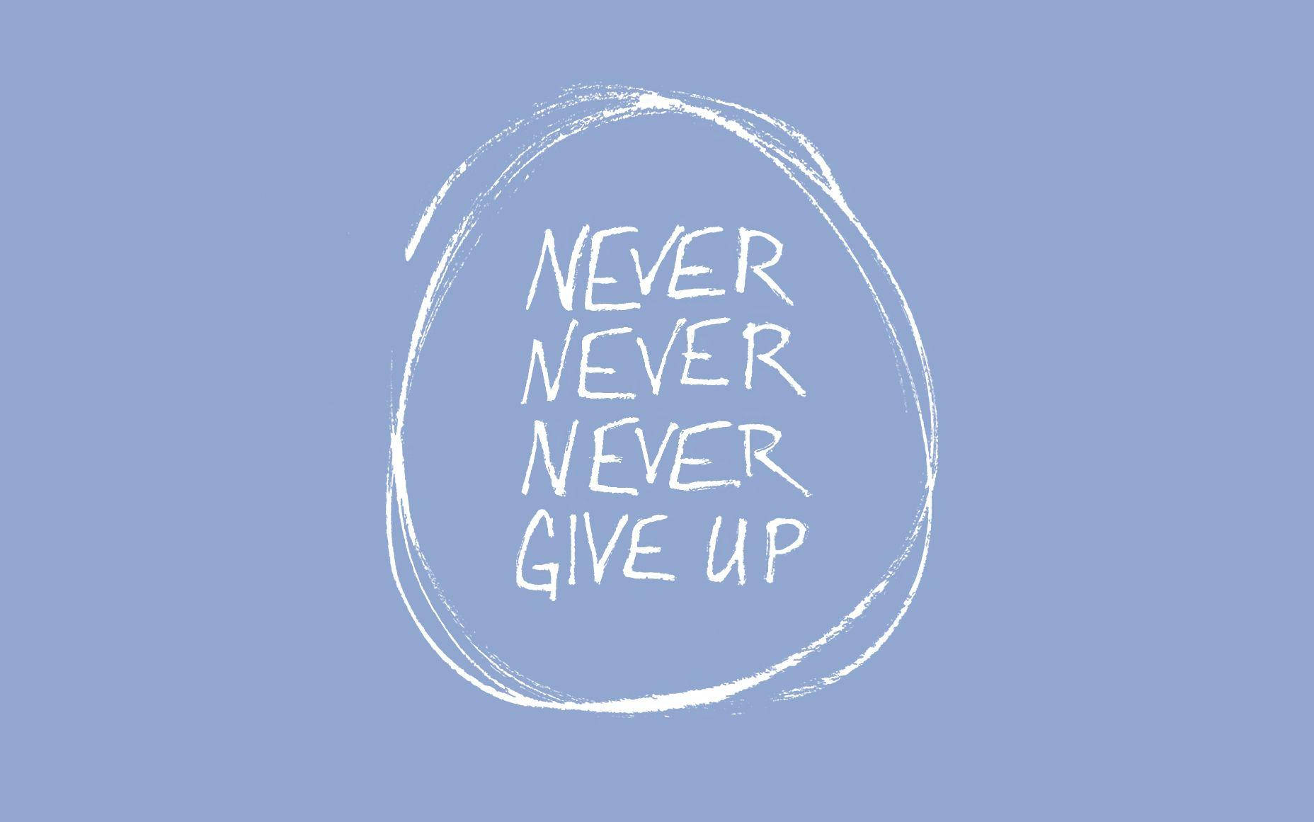 藍色背景上的圓圈內以白色文字寫著勵志名言 never never never give up。