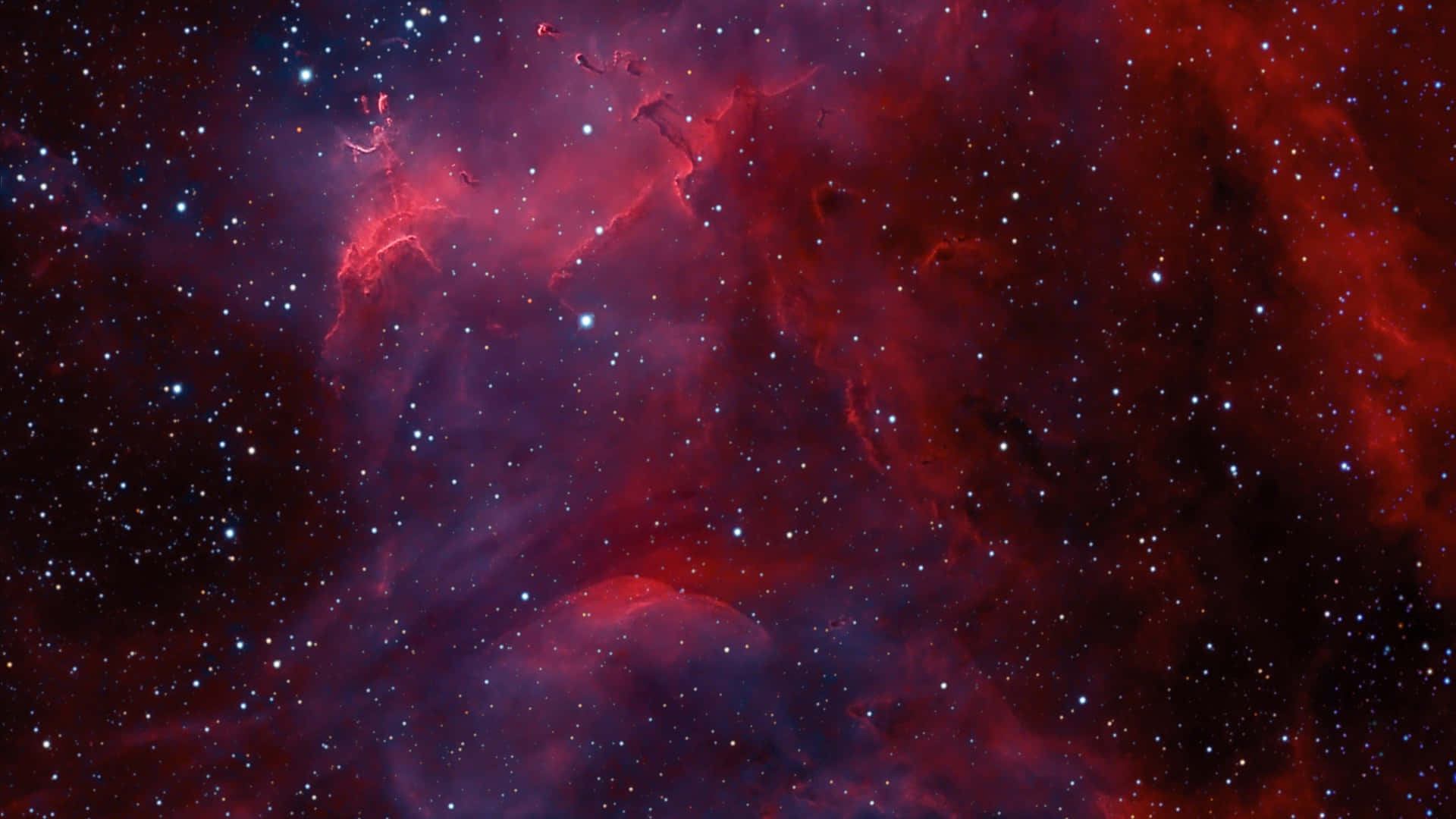 從低處仰望的雄偉山脈 壁紙 — 鮮豔的紅色和紫色宇宙星雲，在黑暗虛空中閃爍著散落的明亮星星。