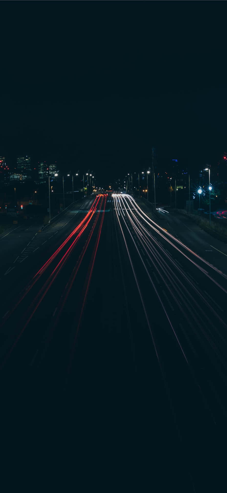 夜間高速公路，帶有長時間曝光產生的汽車燈光軌跡。