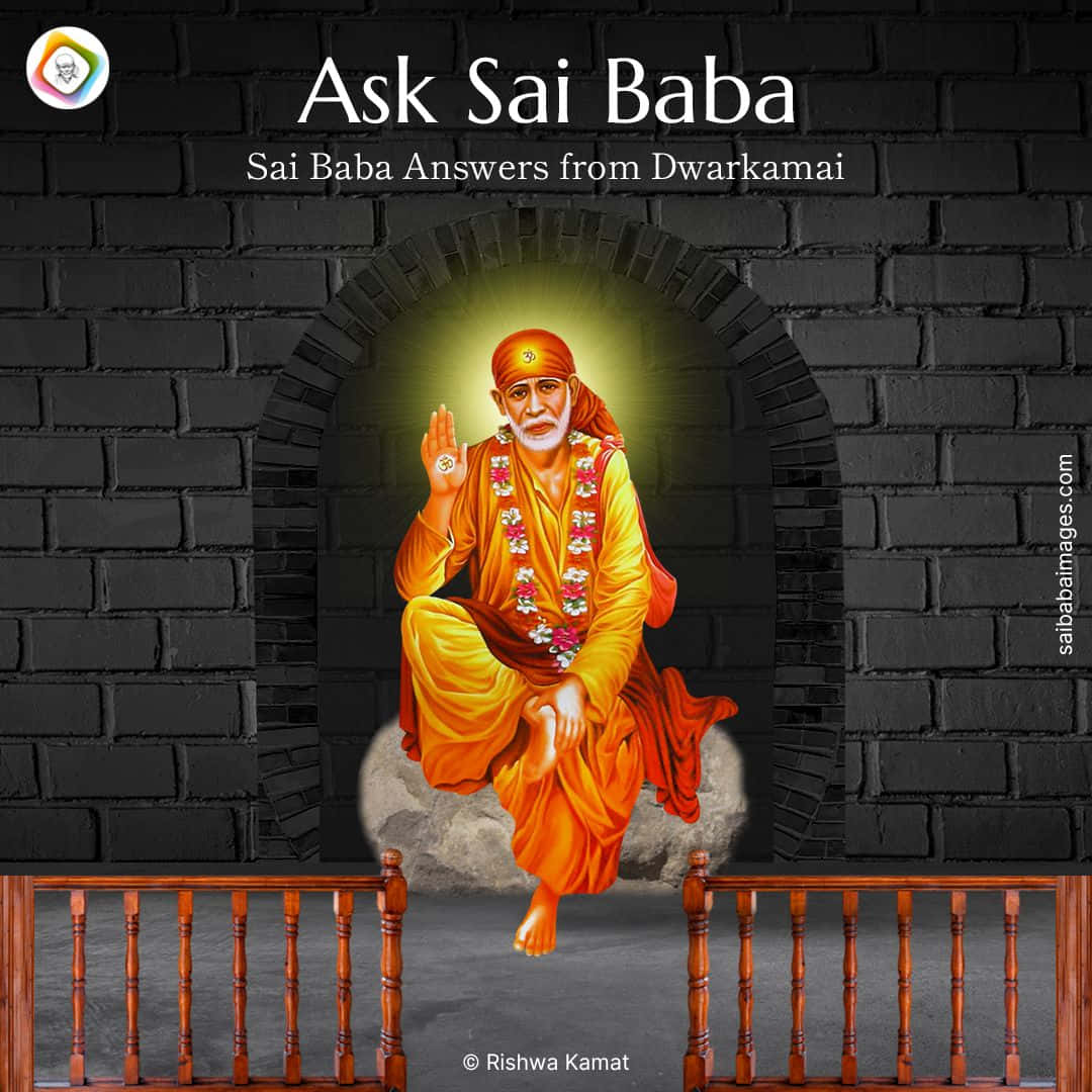 從受尊敬的印度靈性領袖 Sai Baba 獲得平靜與指引 壁紙 — 賽巴巴坐在發光的拱門中，背後是深色磚牆，散發著神聖的光芒。