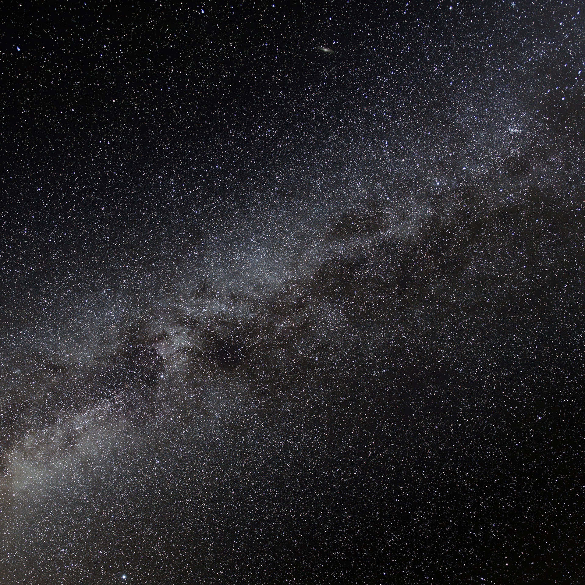 在黑暗夜空中，銀河系擁有密集的星場和宇宙塵埃雲。