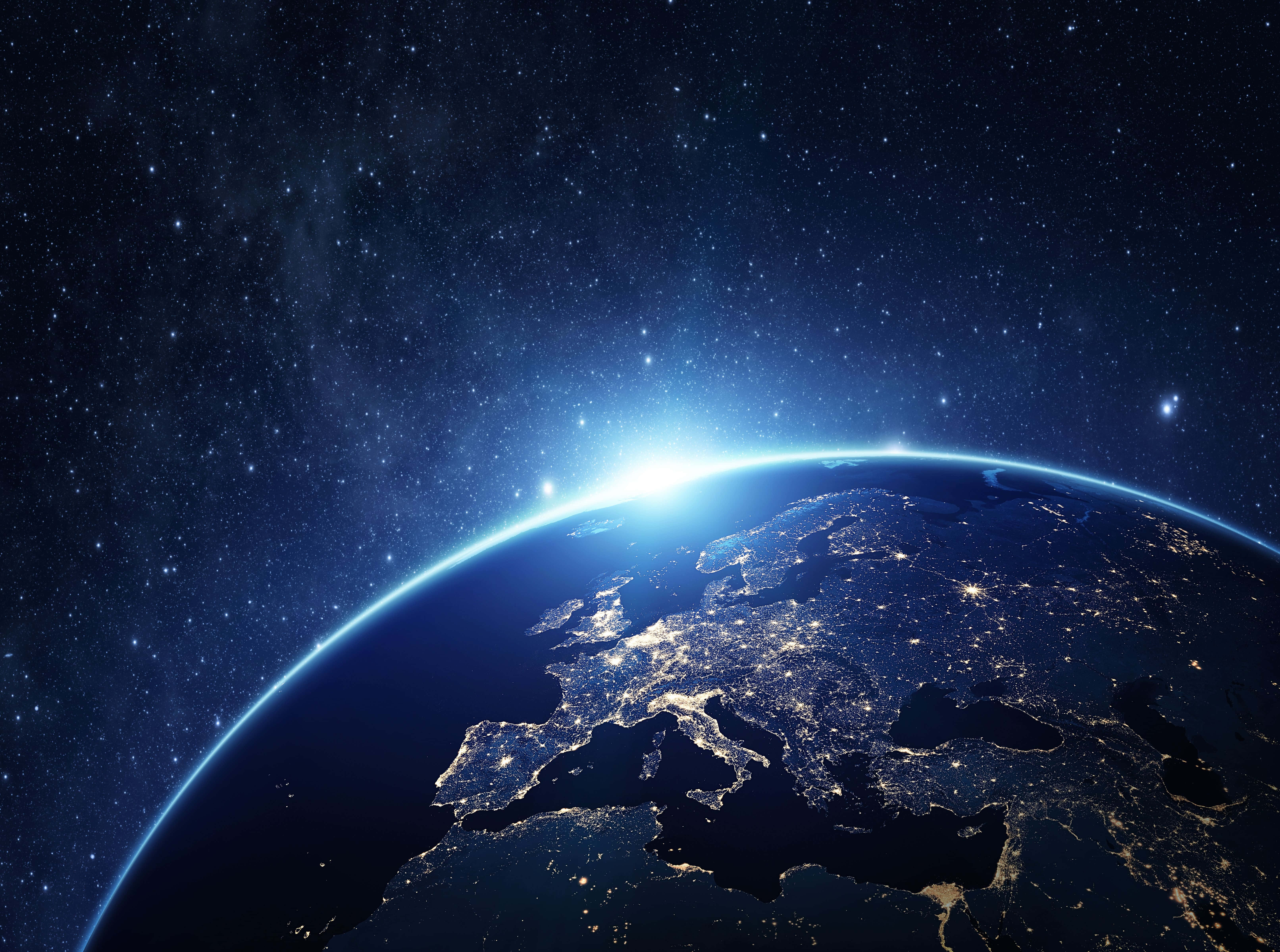 從外太空欣賞地球的壯觀景色 壁紙 — 從太空夜間俯瞰地球的壯麗景色，歐洲各地閃爍的城市燈光與地平線上燦爛的日出。