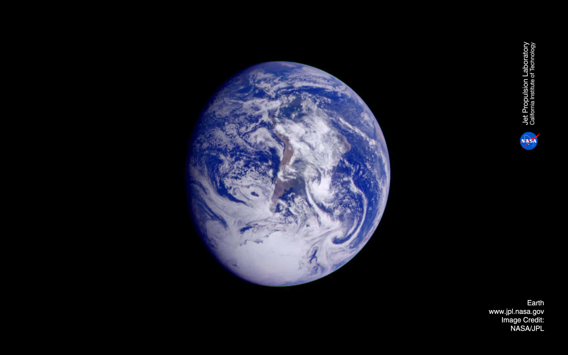 從外太空看地球 壁紙 — 從太空俯瞰地球的壯麗景色，展現了旋轉的藍色海洋、白色雲層和陸地，背景是漆黑的太空。