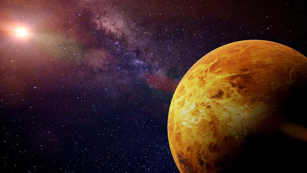 太空中一顆巨大的橙色行星，背後有明亮的太陽和紫色星系。