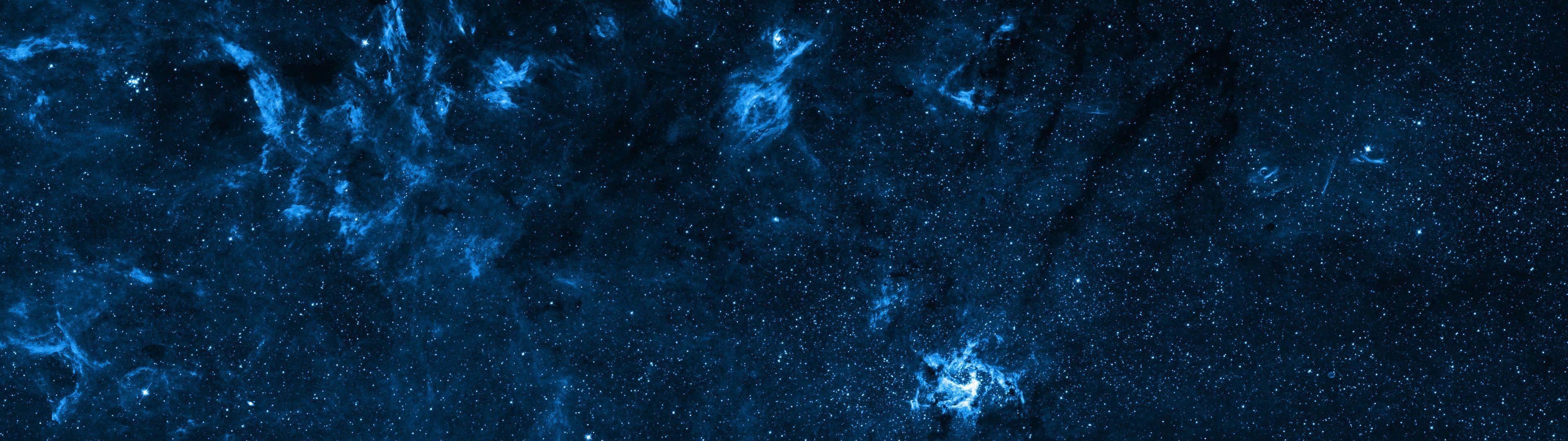 深藍色宇宙星雲，帶有發光恆星和黑暗虛空