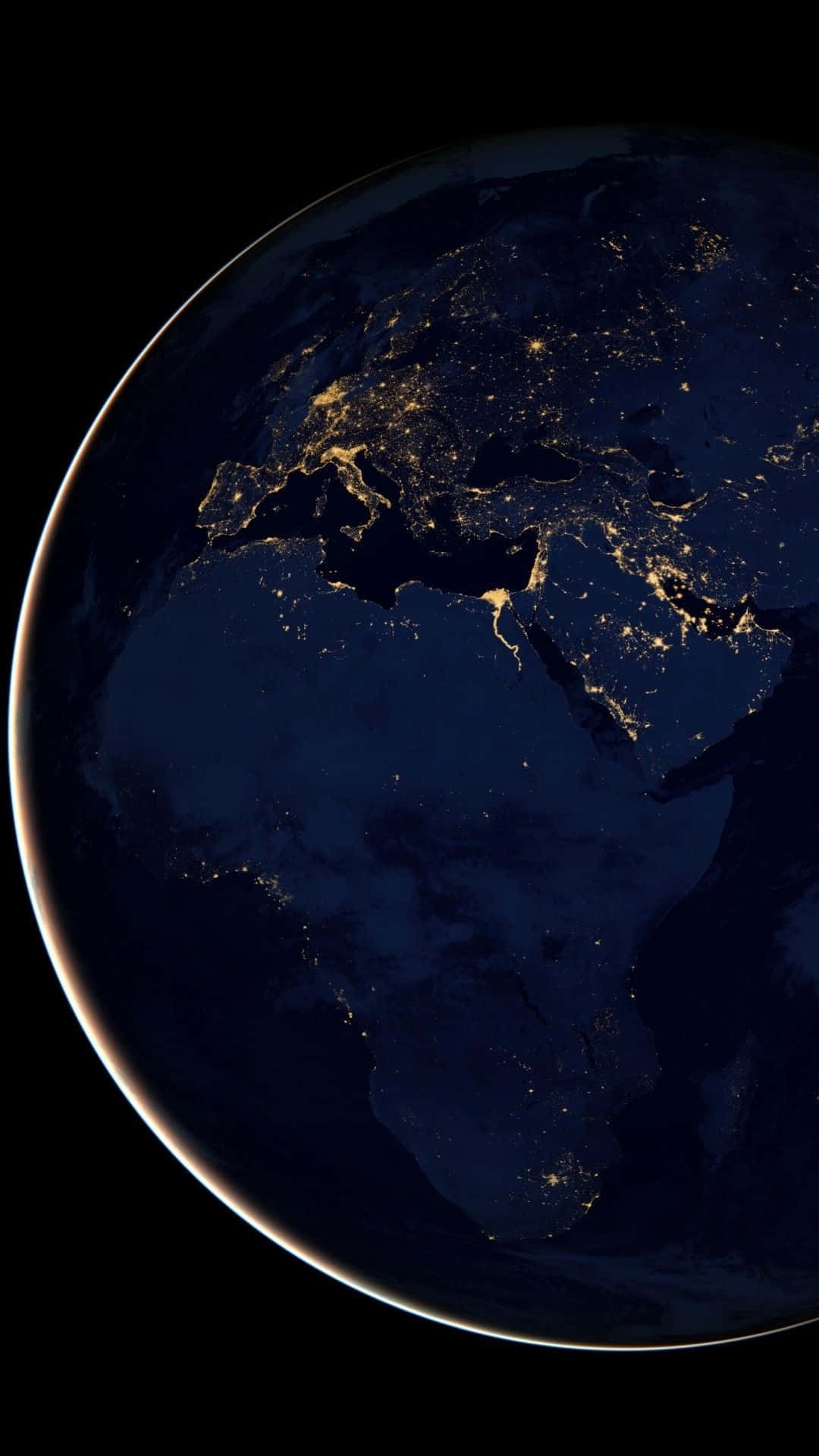planet earth 桌布 壁紙 — 從太空俯瞰地球夜景的壯麗景色，展現歐洲和非洲上空閃爍的城市燈光，映襯著黑暗的海洋。