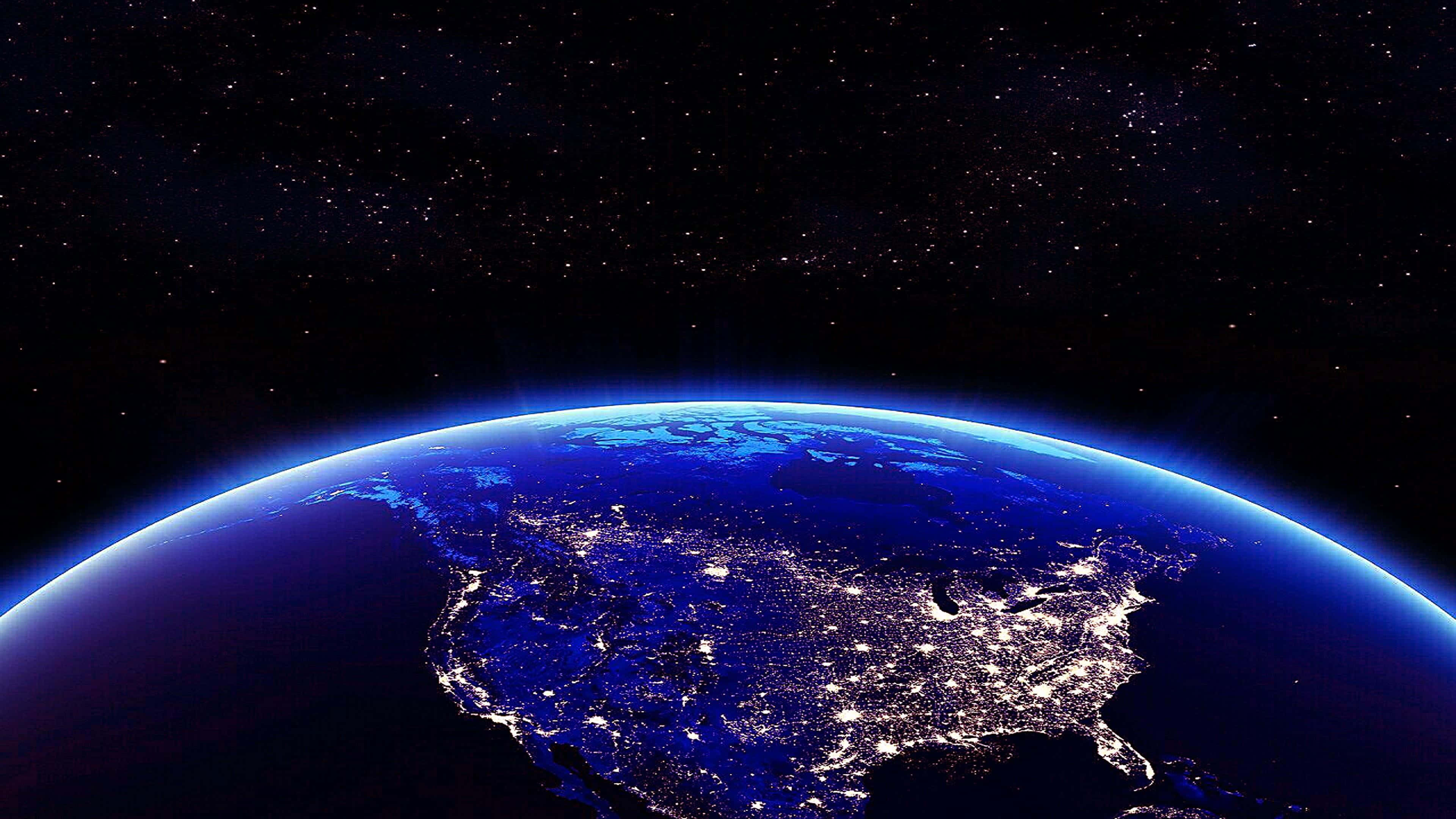 Space Art 桌布 壁紙 — 從太空俯瞰地球的壯麗夜景，展現北美洲閃爍的城市燈光，背景是繁星點點的宇宙。