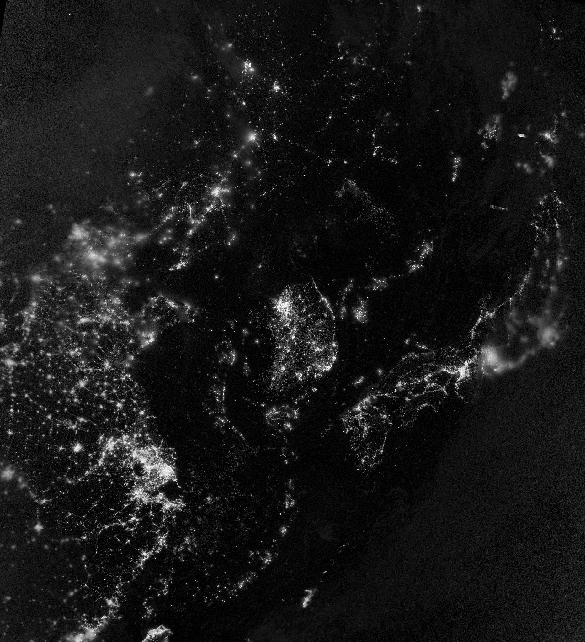 iPhone 桌布 壁紙 — 從太空俯瞰地球的壯麗夜景，展現黑暗海洋與陸地上閃爍的城市燈光。