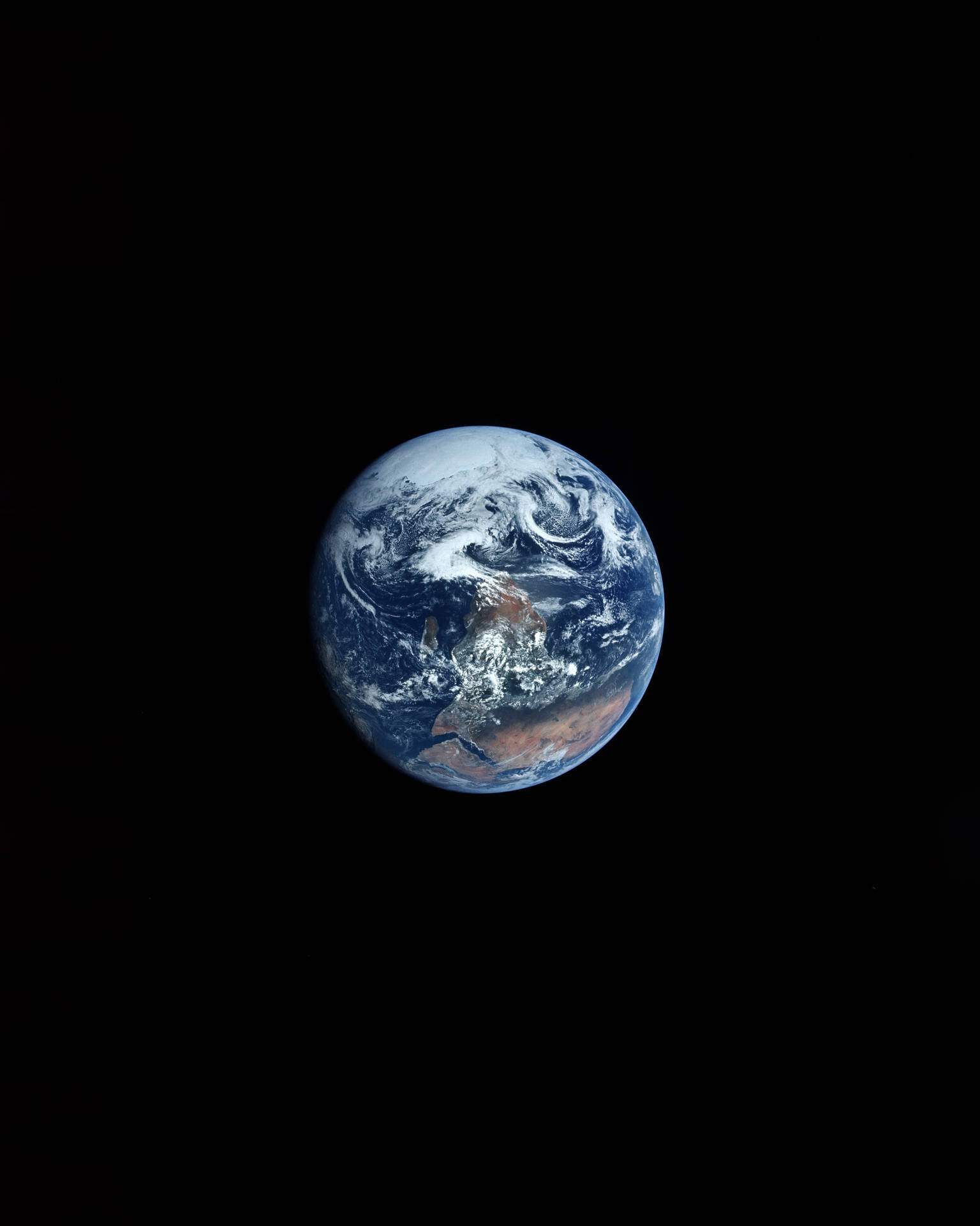 從太空看地球，旋轉的海洋、雲層和陸地，背景是黑色虛空。