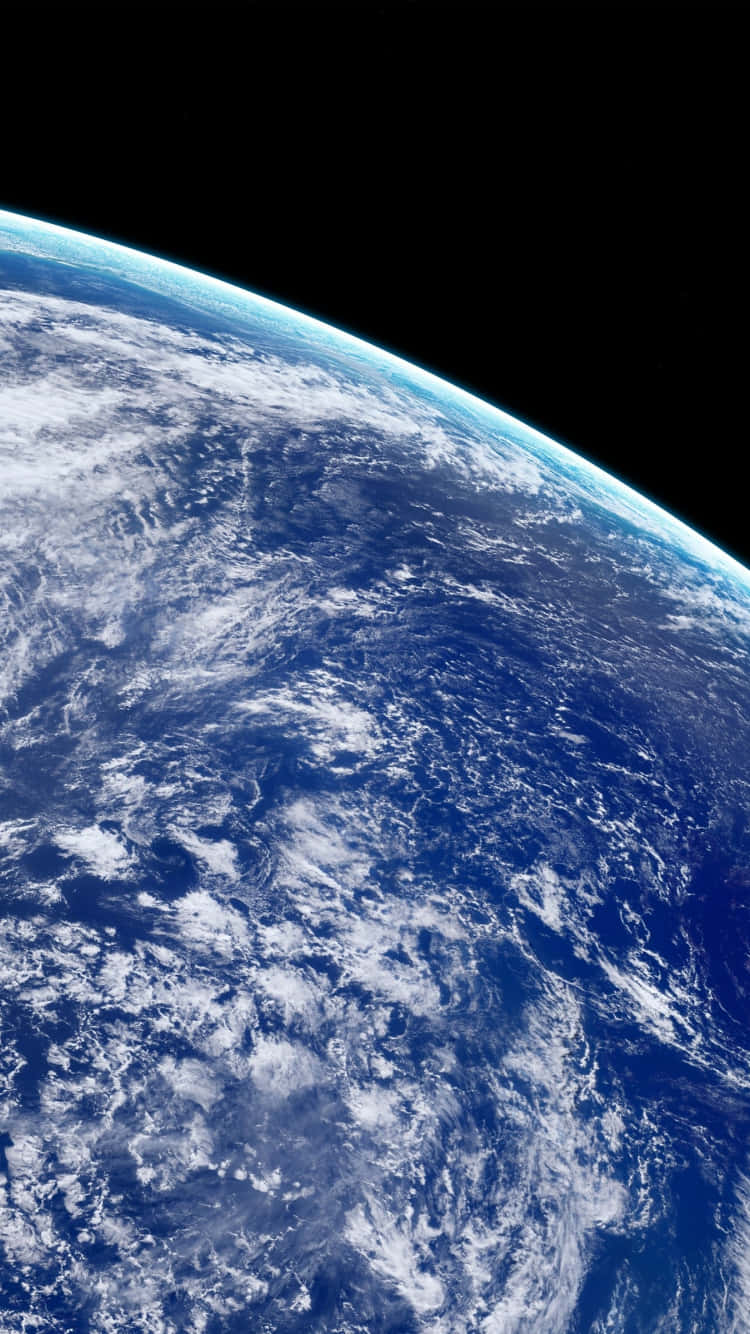 planet earth 桌布 壁紙 — 從太空俯瞰地球的壯麗景色，展現了在黑色太空虛空中旋轉的藍色海洋和白色雲層。