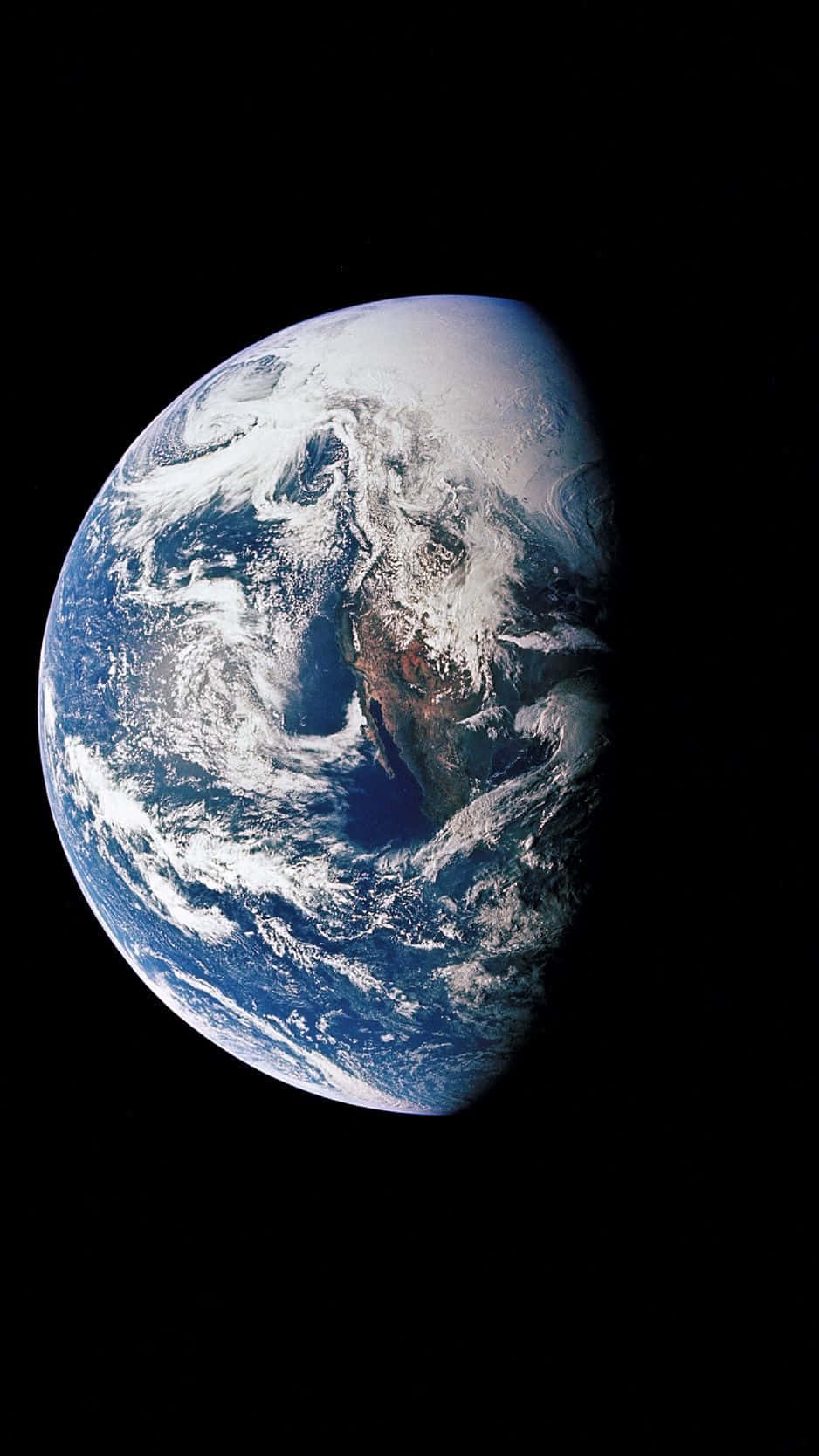 3d Earth 桌布 壁紙 — 從太空俯瞰地球的壯麗景色，展現藍色海洋、白色雲層和旋轉的天氣模式，背景是漆黑的太空虛空。