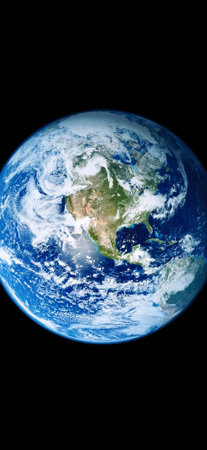 planet earth 桌布 壁紙 — 從太空俯瞰地球的壯麗景色，展示北美洲被旋轉的藍色海洋和白色雲層環繞，背景是太空的黑色虛空。