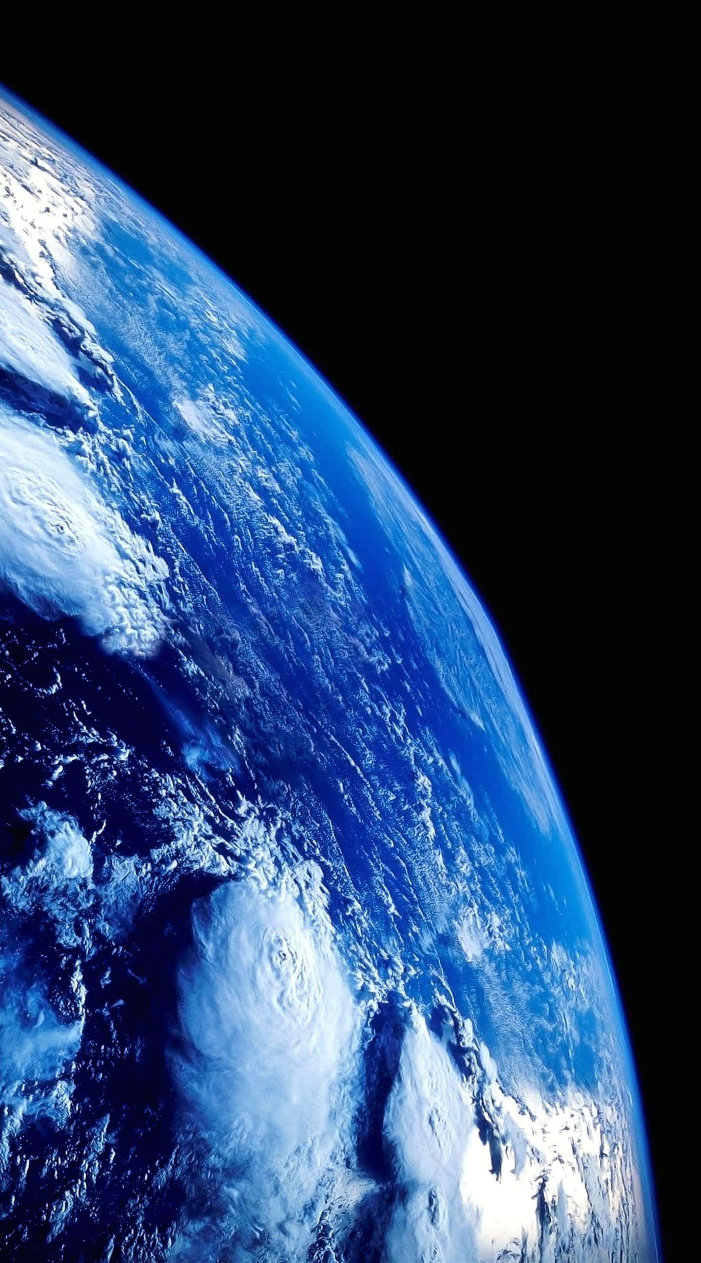 3d Earth 桌布 壁紙 — 從太空看到地球的驚人彎曲景觀，展現出充滿活力的藍色海洋與白色雲朵在黑色虛空中旋轉。