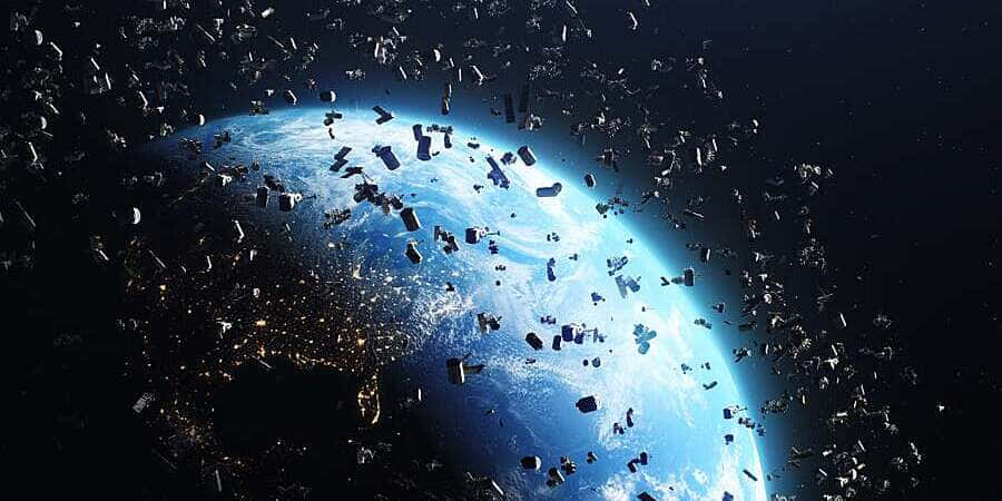 Space Debris 桌布 壁紙 — 從太空看到的地球，被密集的人造衛星和碎片雲包圍。