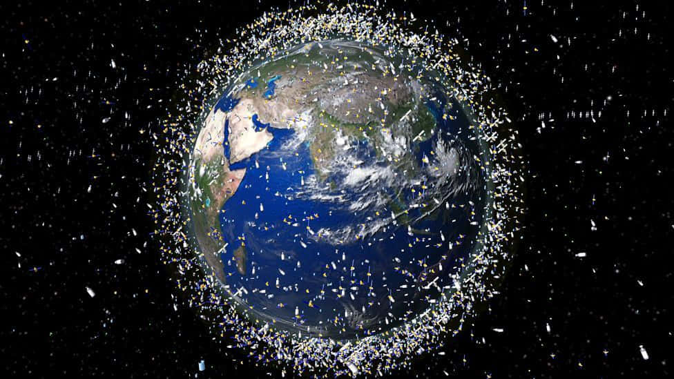 Space Debris 桌布 壁紙 — 從太空觀看地球，被密集的人造衛星環繞，背景是繁星點點的黑色虛空。