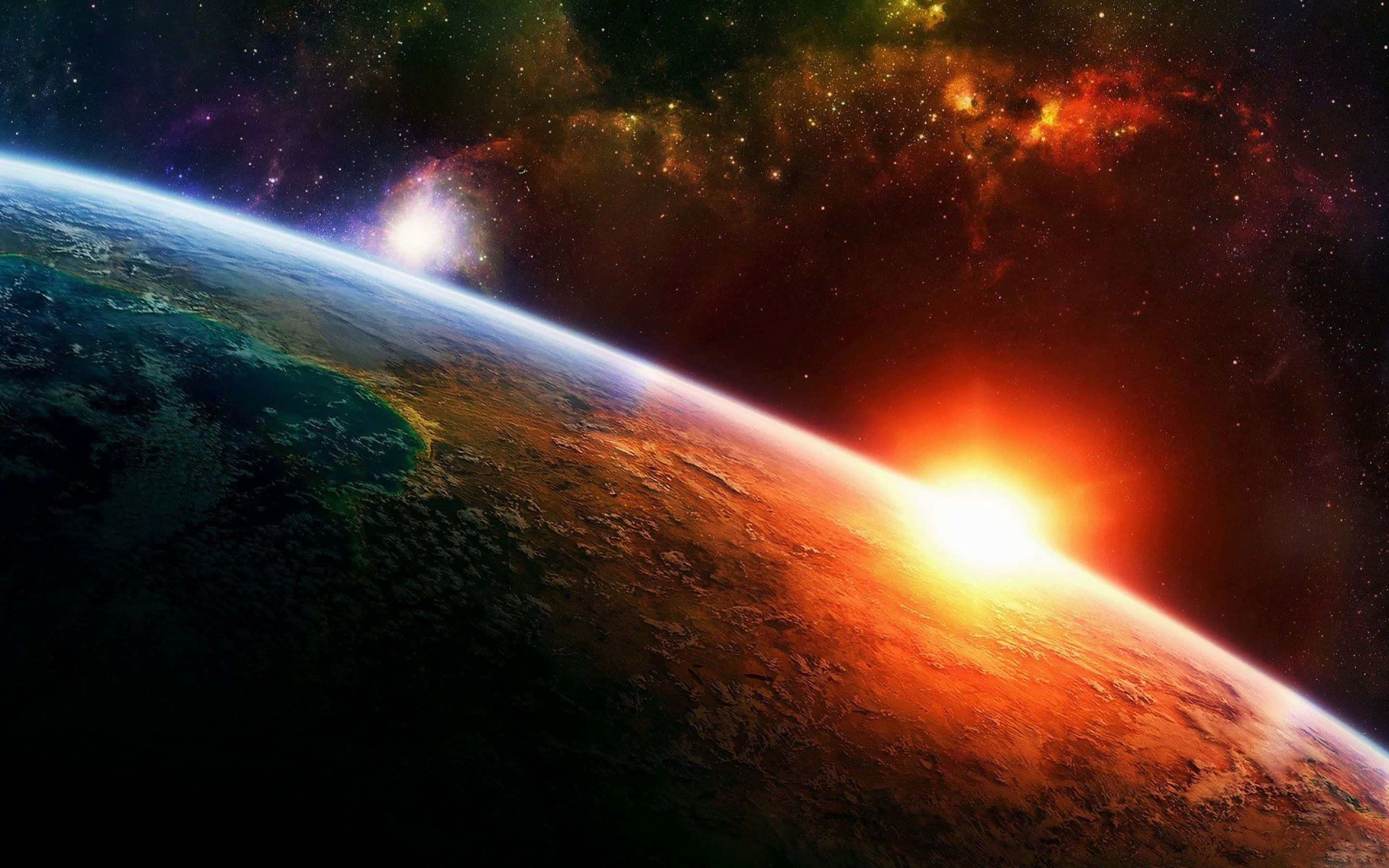 外太空 桌布 壁紙 — 從太空觀看地球日出的壯麗景色，地平線上有鮮豔的橙色光芒，背景是色彩繽紛的星雲。